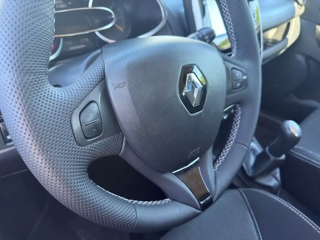 Renault Clio 2015 - 9950 EUR, 155000 km - AUTO.MOTO.pt - 155000km - foto 23 de 24