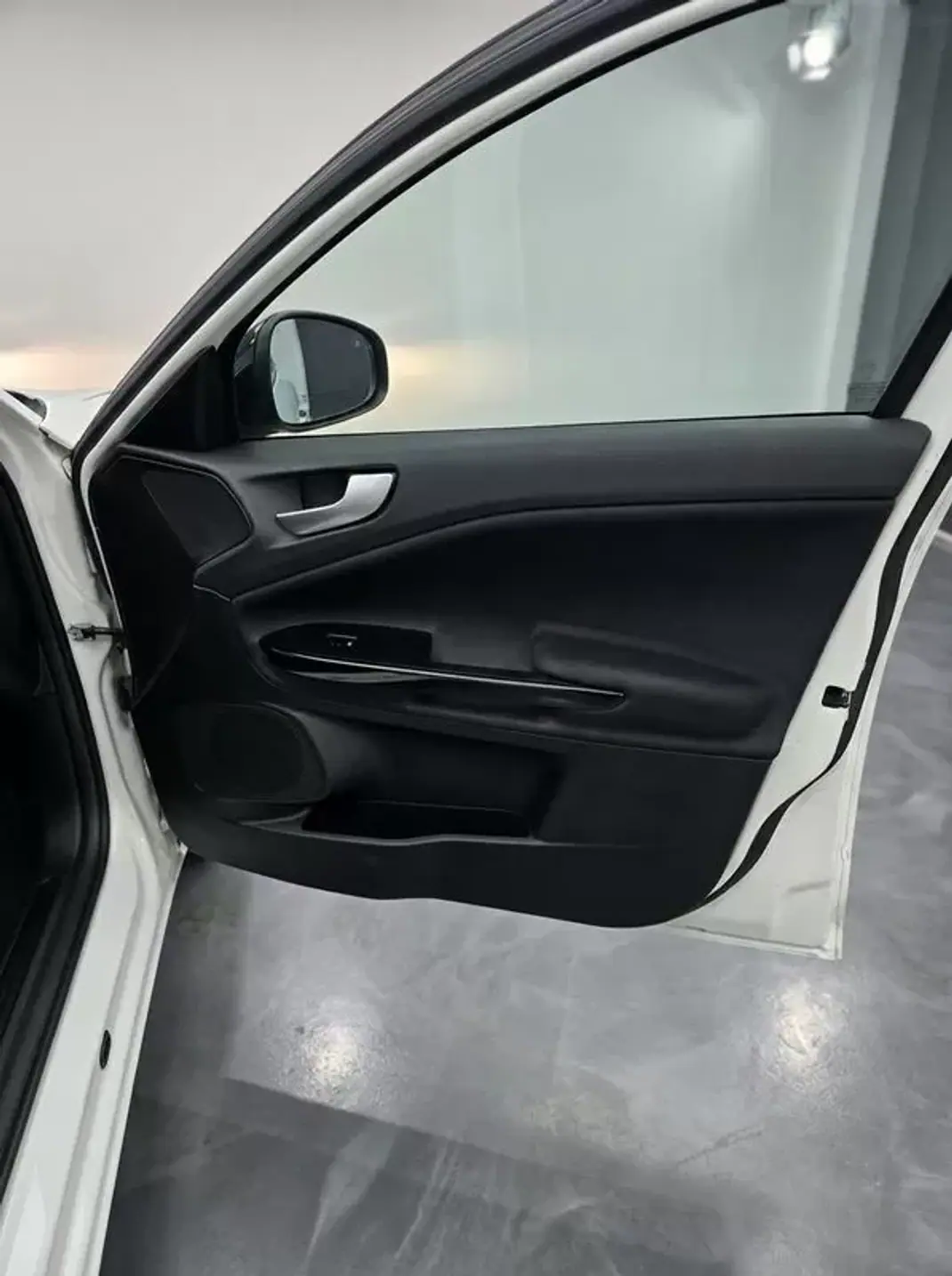 Alfa Romeo Giulietta 2011 - 9990 EUR, 177008 km - AUTO.MOTO.pt - 177008km - foto 16 de 18