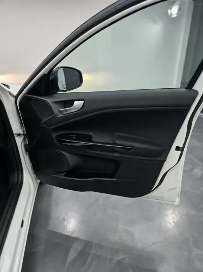 Alfa Romeo Giulietta 2011 - 9990 EUR, 177008 km - AUTO.MOTO.pt - 177008km - foto 16 de 18