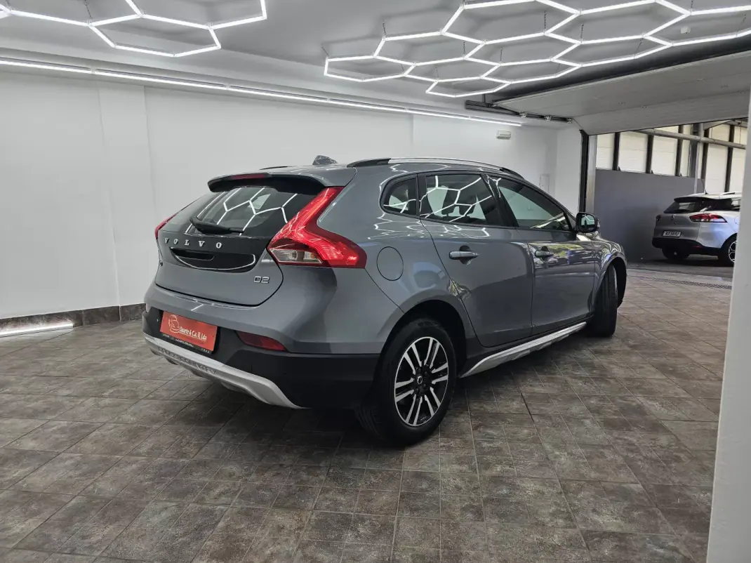 Volvo V40 Cross Country 2018 - 15000 EUR, 106816 km - 106816km - foto 9 de 40