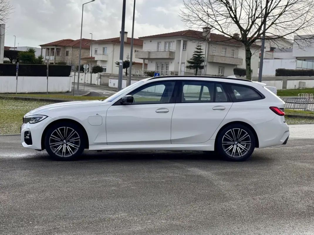 BMW 330 2020 - 32990 EUR, 44000 km - AUTO.MOTO.pt - 44000km - foto 3 de 33