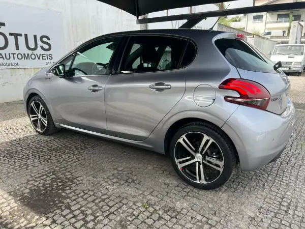 Peugeot 208 2018 - 13500 EUR, 41987 km - AUTO.MOTO.pt - 41987km - foto 6 de 18