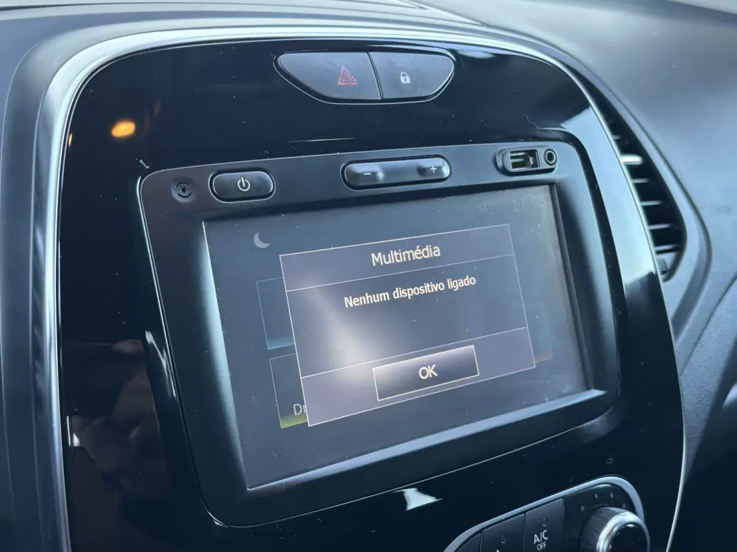 Renault Captur 2018 - 13950 EUR, 119000 km - AUTO.MOTO.pt - 119000km - foto 34 de 42