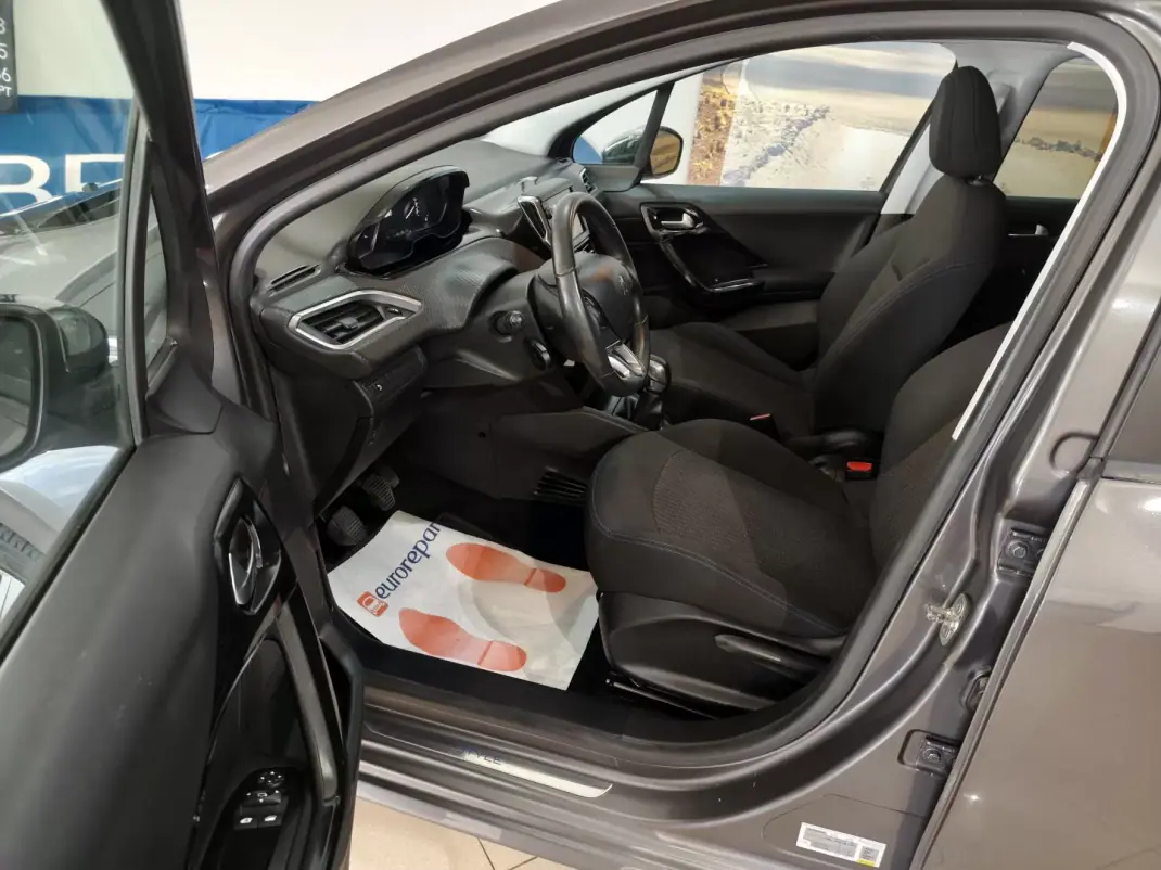 Peugeot 208 2018 - 9850 EUR, 48000 km - AUTO.MOTO.pt - 48000km - foto 9 de 23