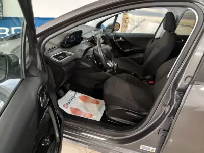 Peugeot 208 2018 - 9850 EUR, 48000 km - AUTO.MOTO.pt - 48000km - foto 9 de 23