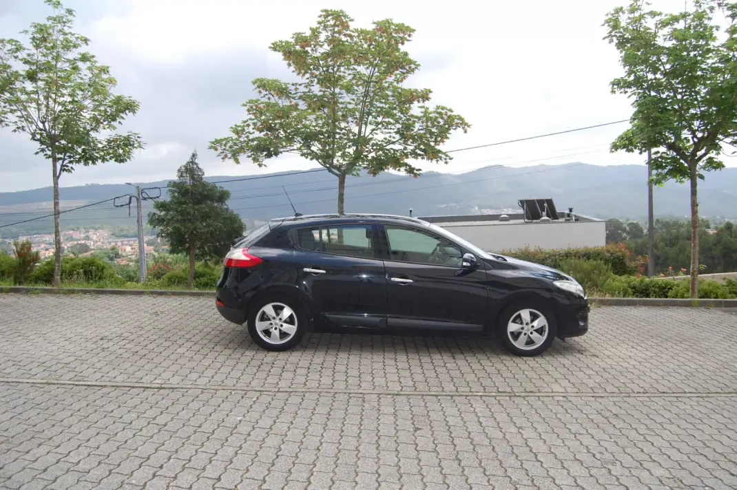 Renault Mégane 2010 - 5500 EUR, 197500 km - AUTO.MOTO.pt - 197500km - foto 5 de 9