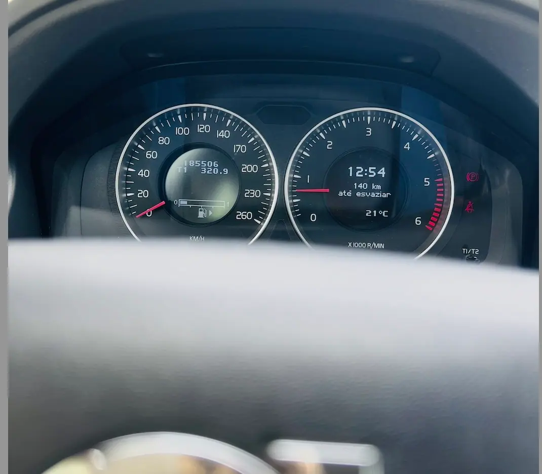 Volvo XC 60 2012 - 10800 EUR, 185500 km - AUTO.MOTO.pt - 185500km - foto 3 de 8