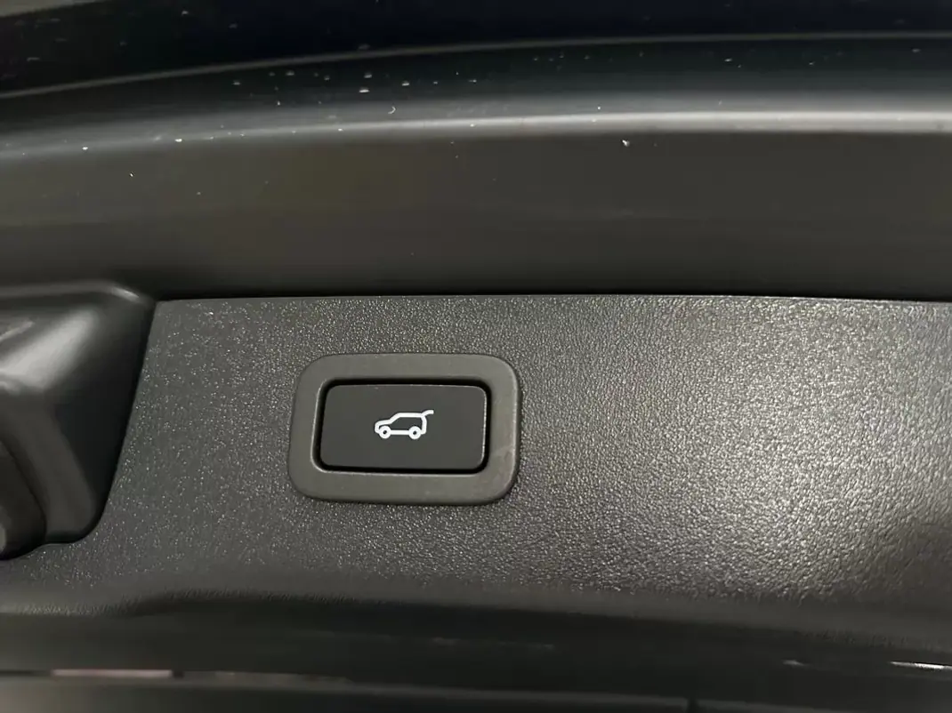 Jaguar XF Sportbrake 2021 - 37990 EUR, 119000 km - AUTO.MOTO.pt - 119000km - foto 19 de 23