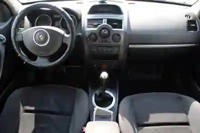 Renault Mégane 2006 - 1000 EUR, 324800 km - AUTO.MOTO.pt - 324800km - foto 11 de 16