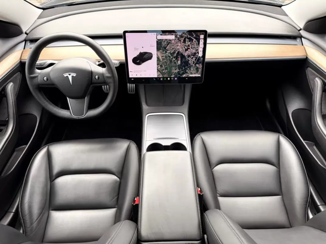 Tesla Model 3 2021 - 29900 EUR, 128000 km - 128000km - foto 6 de 26