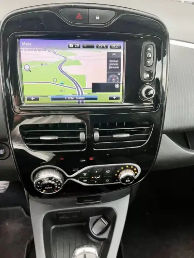 Renault Zoe 2019 - 11900 EUR, 91000 km - AUTO.MOTO.pt - 91000km - foto 9 de 13