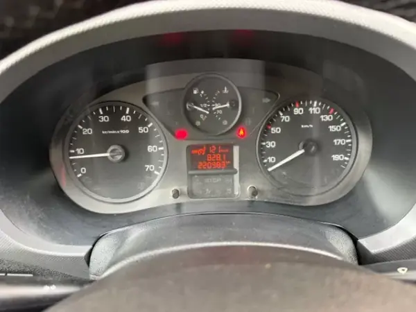 Citroën Berlingo 2015 - 7900 EUR, 221000 km - AUTO.MOTO.pt - 221000km - foto 24 de 29