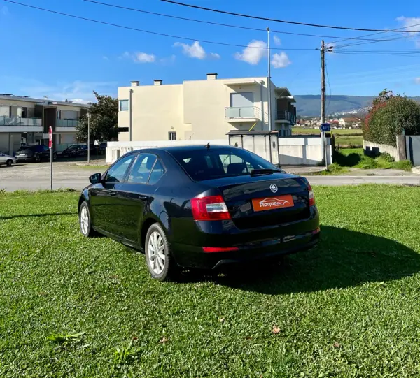 Skoda Octavia 2016 - 10500 EUR, 200000 km - AUTO.MOTO.pt - 200000km - foto 2 de 10