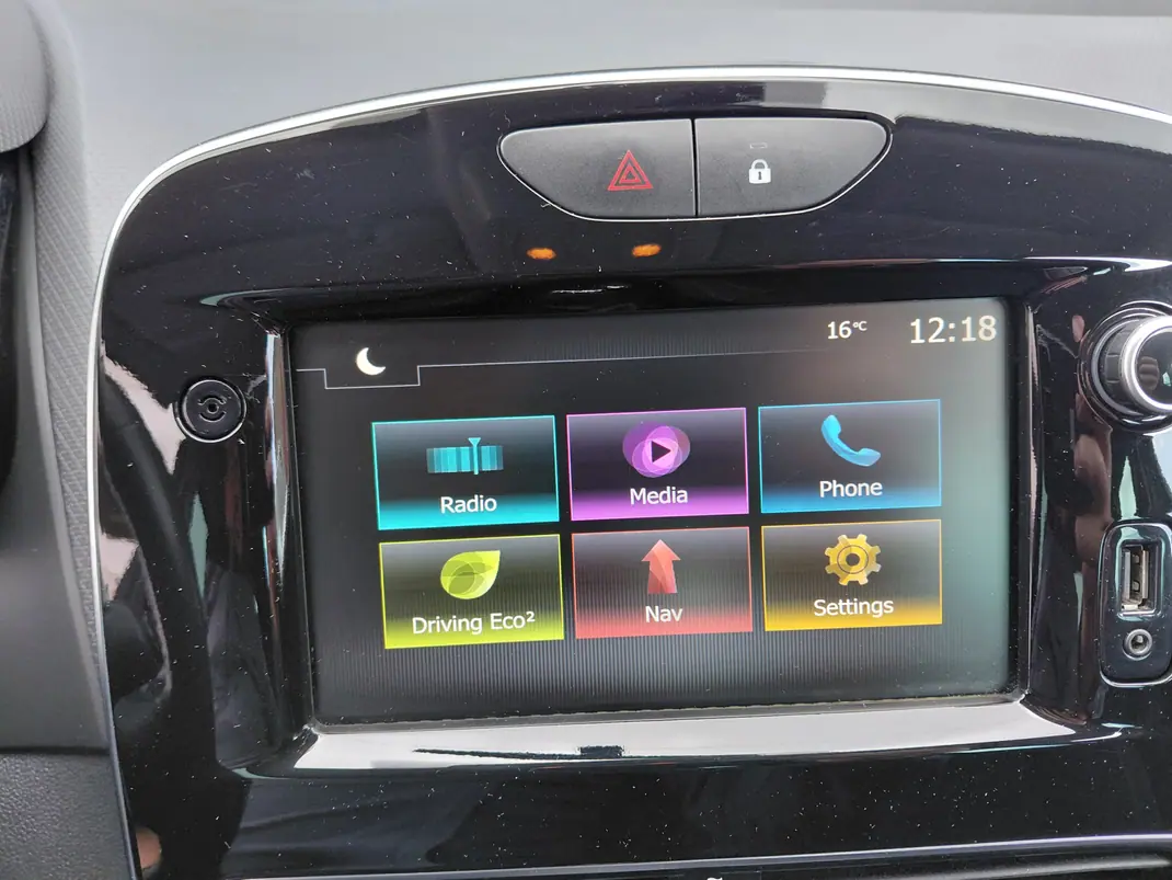 Renault Clio 2019 - 12250 EUR, 138353 km - AUTO.MOTO.pt - 138353km - foto 11 de 13