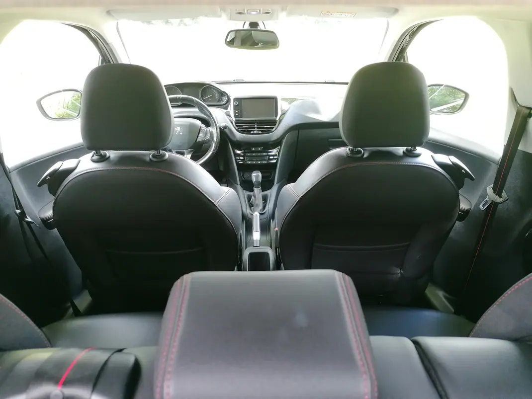 Peugeot 208 2016 - 10999 EUR, 139500 km - AUTO.MOTO.pt - 139500km - foto 8 de 9