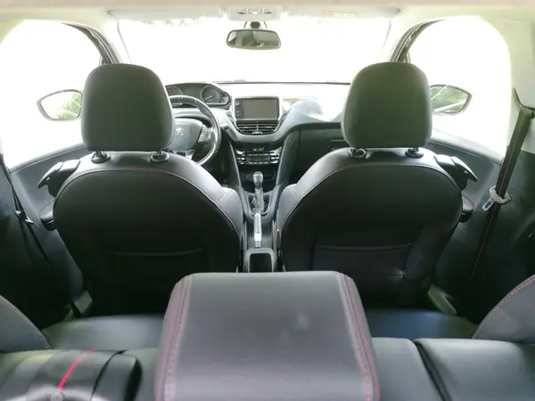 Peugeot 208 2016 - 10999 EUR, 139500 km - AUTO.MOTO.pt - 139500km - foto 8 de 9