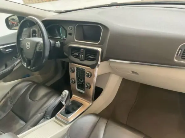 Volvo V40 Cross Country 2015 - 11450 EUR, 139839 km - AUTO.MOTO.pt - 139839km - foto 7 de 11