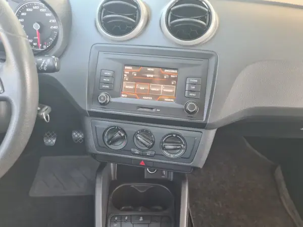 SEAT Ibiza 2017 - 10990 EUR, 93000 km - AUTO.MOTO.pt - 93000km - foto 14 de 17