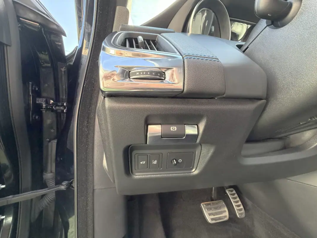 Jaguar E-Pace 2018 - 31500 EUR, 128416 km - AUTO.MOTO.pt - 128416km - foto 8 de 18
