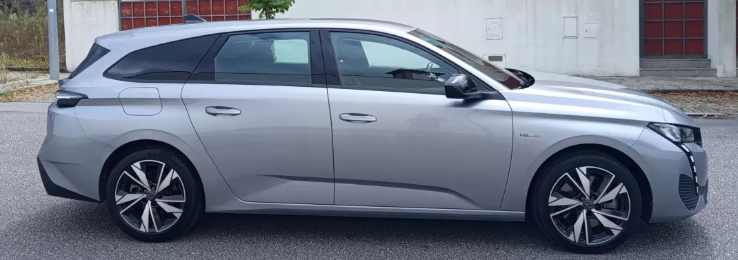 Peugeot 308 SW 2023 - 22490 EUR, 31200 km - 31200km - foto 4 de 19