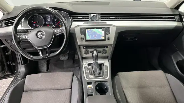 Volkswagen Passat Variant 2017 - 15999 EUR, 157121 km - AUTO.MOTO.pt - 157121km - foto 6 de 17