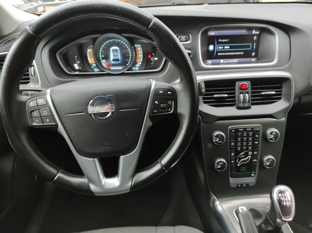 Volvo V40 Cross Country 2014 - 9900 EUR, 235000 km - AUTO.MOTO.pt - 235000km - foto 14 de 15