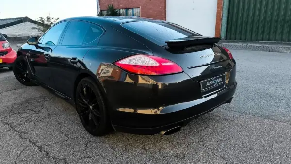 Porsche Panamera 2011 - 29900 EUR, 190000 km - AUTO.MOTO.pt - 190000km - foto 11 de 15