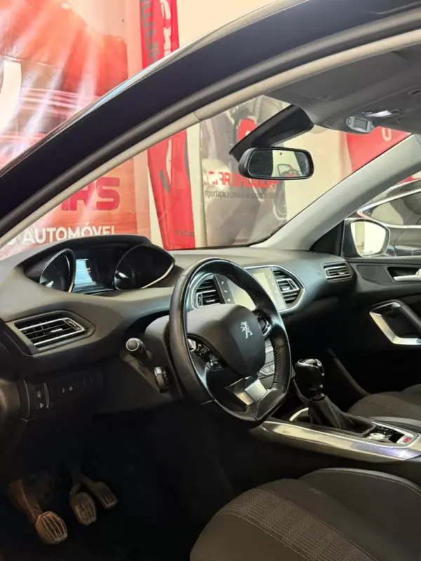 Peugeot 308 2019 - 11900 EUR, 154000 km - AUTO.MOTO.pt - 154000km - foto 5 de 8