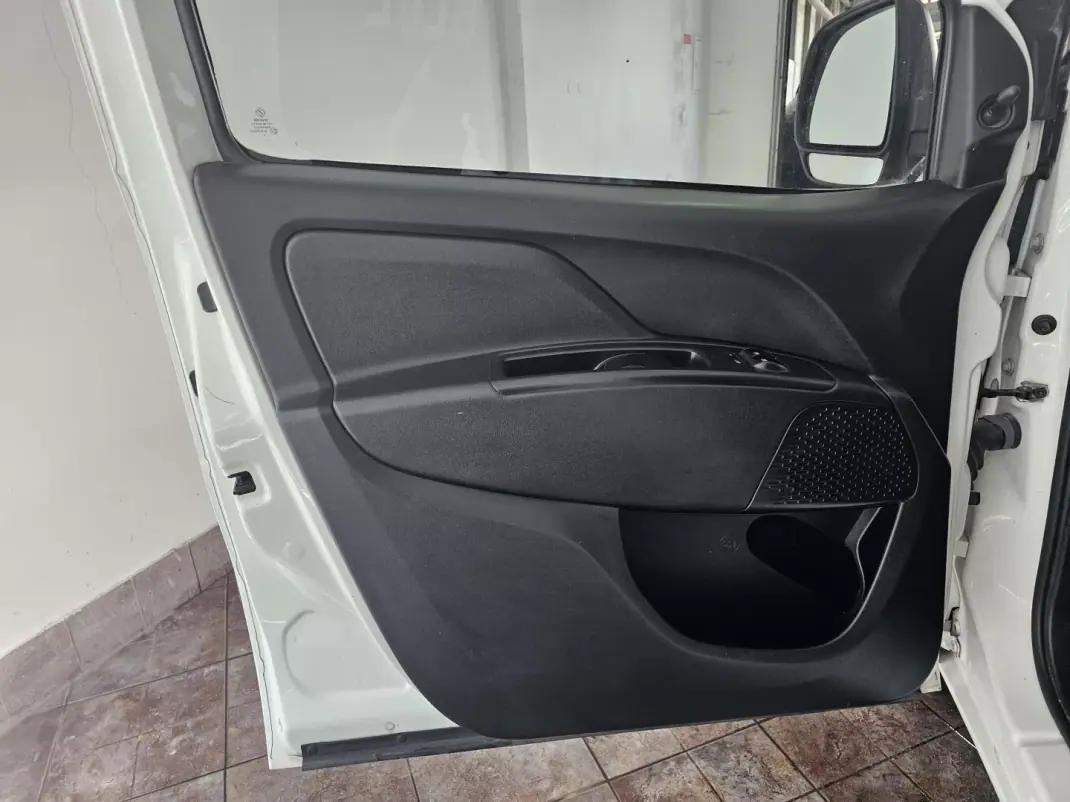 Fiat DOBLO CARGO 1.3 MULTIJET EASY 2018 - 10250 EUR, 177400 km - AUTO.MOTO.pt - 177400km - foto 15 de 26