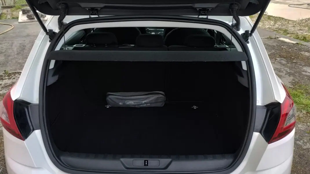 Peugeot 308 2019 - 11999 EUR, 99999 km - AUTO.MOTO.pt - 99999km - foto 17 de 35