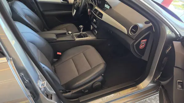 Mercedes-Benz C 180 2014 - 9900 EUR, 299370 km - AUTO.MOTO.pt - 299370km - foto 42 de 52