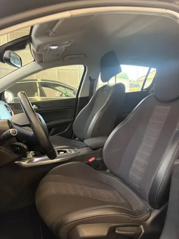 Peugeot 308 2019 - 11900 EUR, 154000 km - AUTO.MOTO.pt - 154000km - foto 7 de 8
