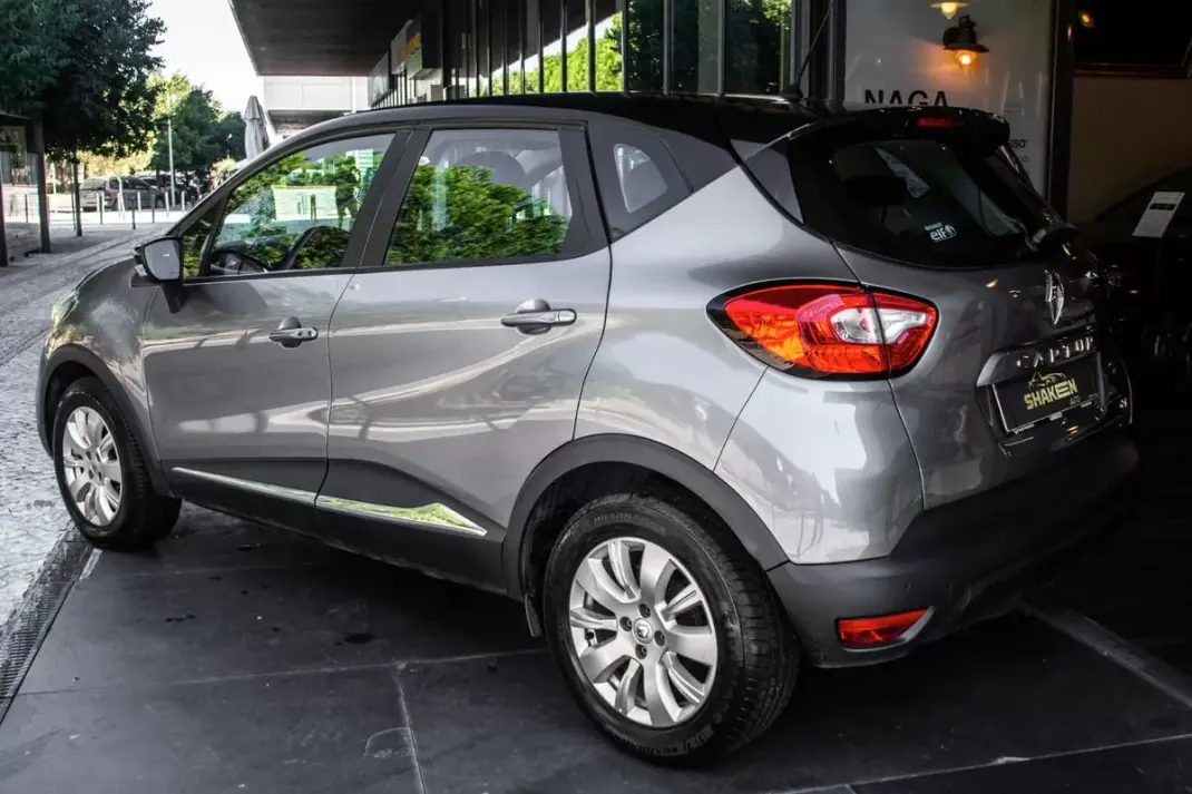 Renault Captur 2014 - 10900 EUR, 135948 km - 135948km - foto 3 de 38