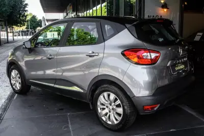 Renault Captur 2014 - 10900 EUR, 135948 km - 135948km - foto 3 de 38