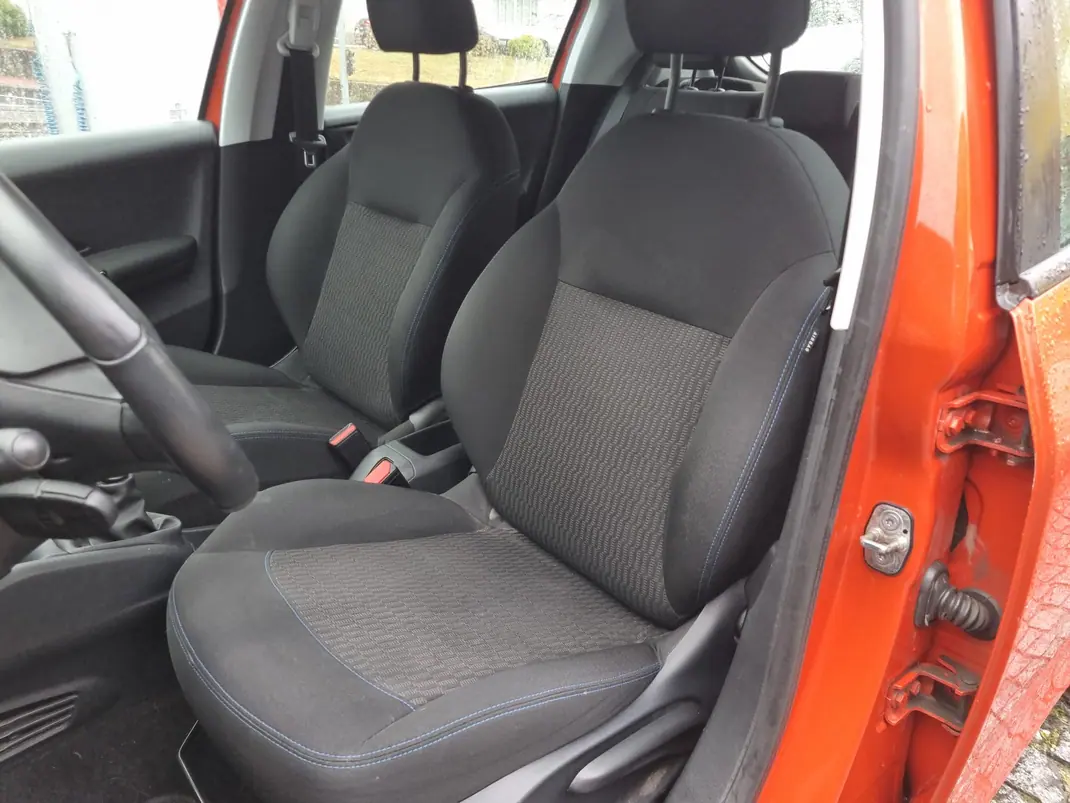Peugeot 208 2018 - 8000 EUR, 97000 km - AUTO.MOTO.pt - 97000km - foto 14 de 15