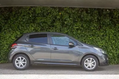 Peugeot 208 2015 - 9900 EUR, 153000 km - AUTO.MOTO.pt - 153000km - foto 6 de 16