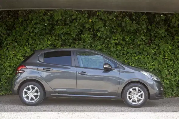 Peugeot 208 2015 - 9900 EUR, 153000 km - AUTO.MOTO.pt - 153000km - foto 6 de 16