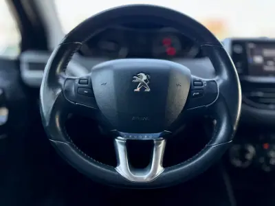 Peugeot 208 2017 - 9950 EUR, 147000 km - AUTO.MOTO.pt - 147000km - foto 19 de 24