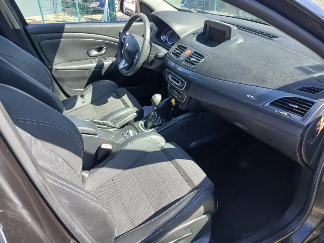 Renault Mégane 2010 - 7800 EUR, 122607 km - AUTO.MOTO.pt - 122607km - foto 26 de 29