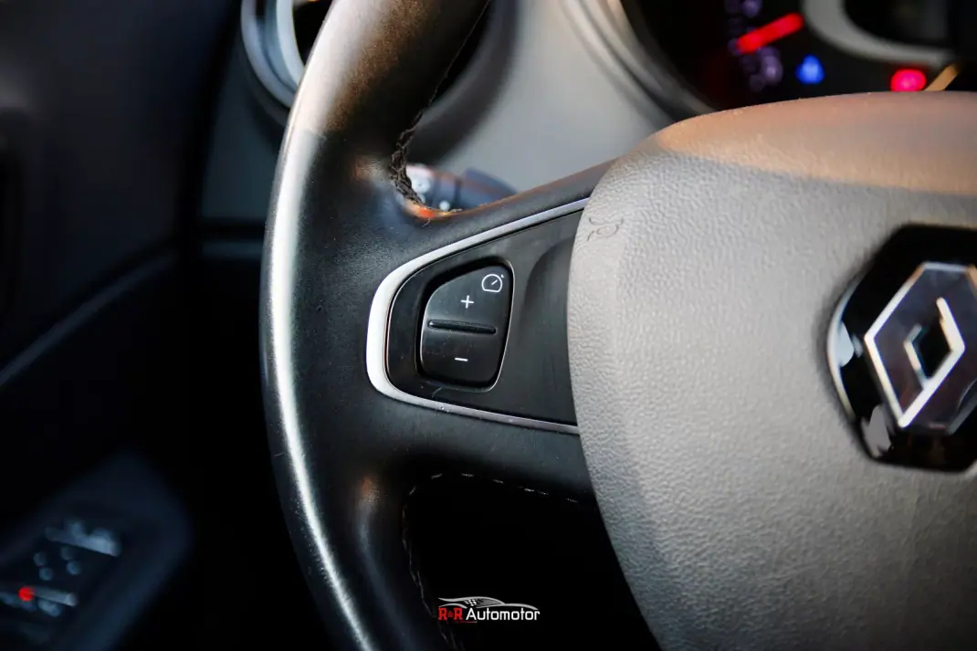 Renault Captur 2019 - 14800 EUR, 98000 km - AUTO.MOTO.pt - 98000km - foto 14 de 27