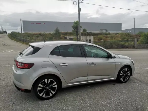 Renault Mégane 2019 - 17900 EUR, 96000 km - AUTO.MOTO.pt - 96000km - foto 10 de 27