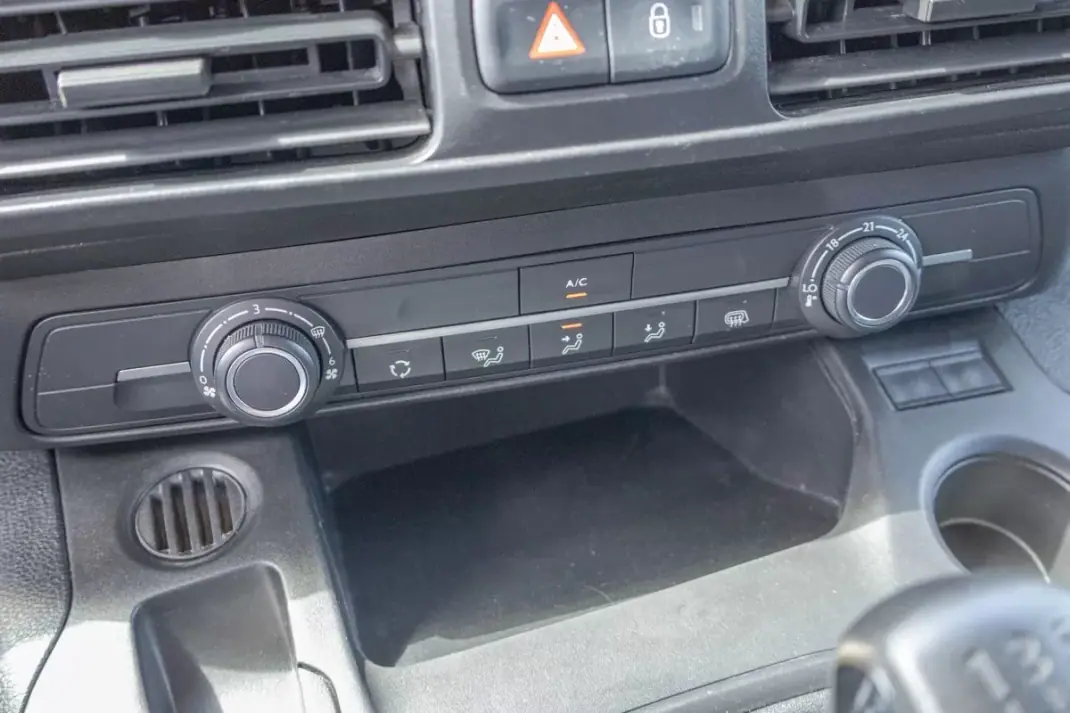 Opel COMBO 2019 - 12500 EUR, 113000 km - AUTO.MOTO.pt - 113000km - foto 9 de 19