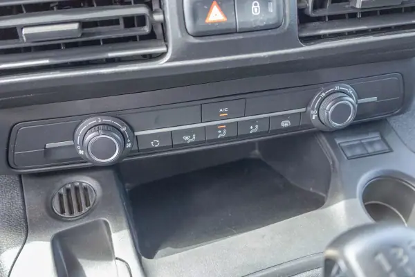 Opel COMBO 2019 - 12500 EUR, 113000 km - AUTO.MOTO.pt - 113000km - foto 9 de 19