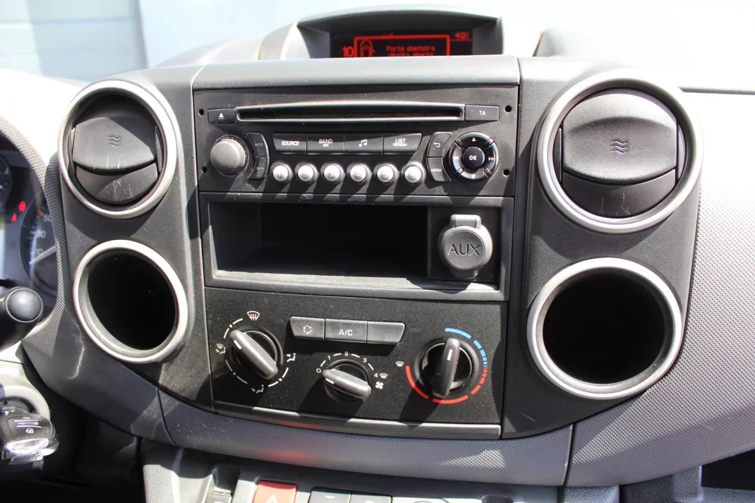 Peugeot Partner 1.6 Blue-HDi Confort L1 2018 - 10000 EUR, 235830 km - AUTO.MOTO.pt - 235830km - foto 16 de 17