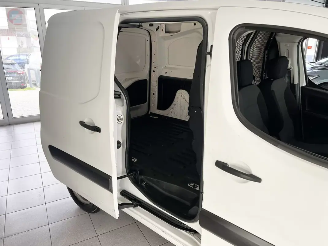 Citroën Berlingo 1.6 BlueHDi L1 Club 3L 2018 - 12600 EUR, 143113 km - AUTO.MOTO.pt - 143113km - foto 18 de 20