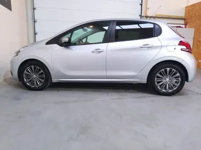 Peugeot 208 2017 - 12999 EUR, 118000 km - AUTO.MOTO.pt - 118000km - foto 4 de 15