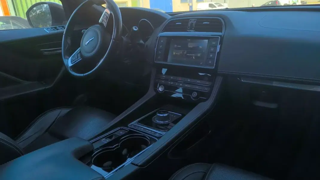 Jaguar F-Pace 2017 - 18900 EUR, 149000 km - 149000km - foto 22 de 23