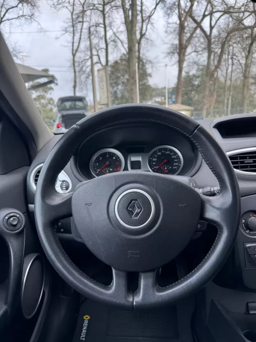 Renault Clio 2010 - 5900 EUR, 171000 km - AUTO.MOTO.pt - 171000km - foto 7 de 13