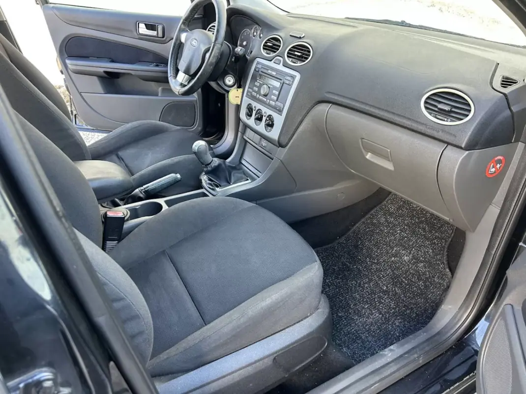 Ford Focus 2006 - 5500 EUR, 179978 km - AUTO.MOTO.pt - 179978km - foto 8 de 15