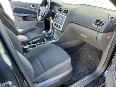 Ford Focus 2006 - 5500 EUR, 179978 km - AUTO.MOTO.pt - 179978km - foto 8 de 15